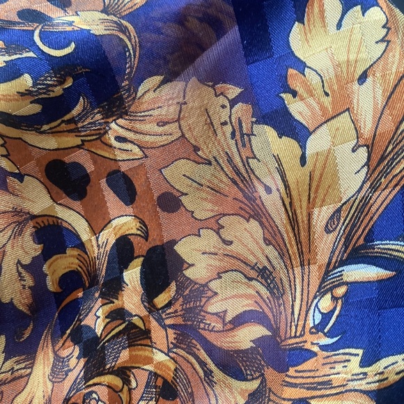 Pre-owned printed rectangular mixed silk scarf. - Picture 6 of 7